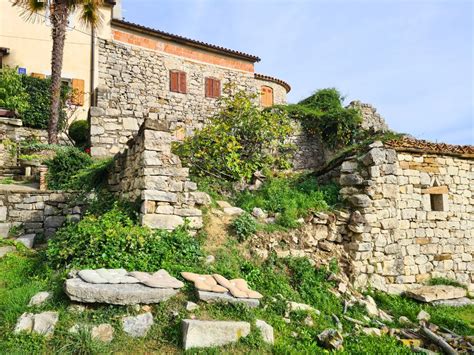 smallest city in the world|Hum, Istria: Smallest city in the world .